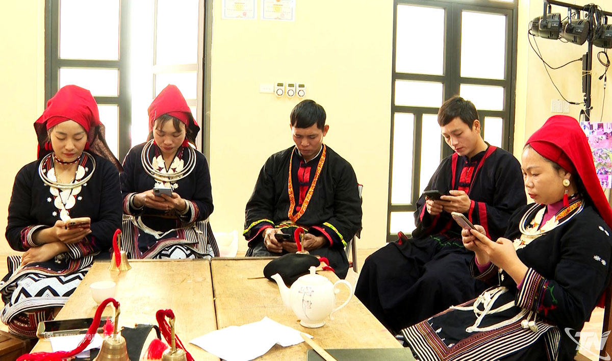 Người dân xã Nghĩa Tá tìm hiểu về ứng dụng công nghệ, chuyển đổi số trên điện thoại thông minh.