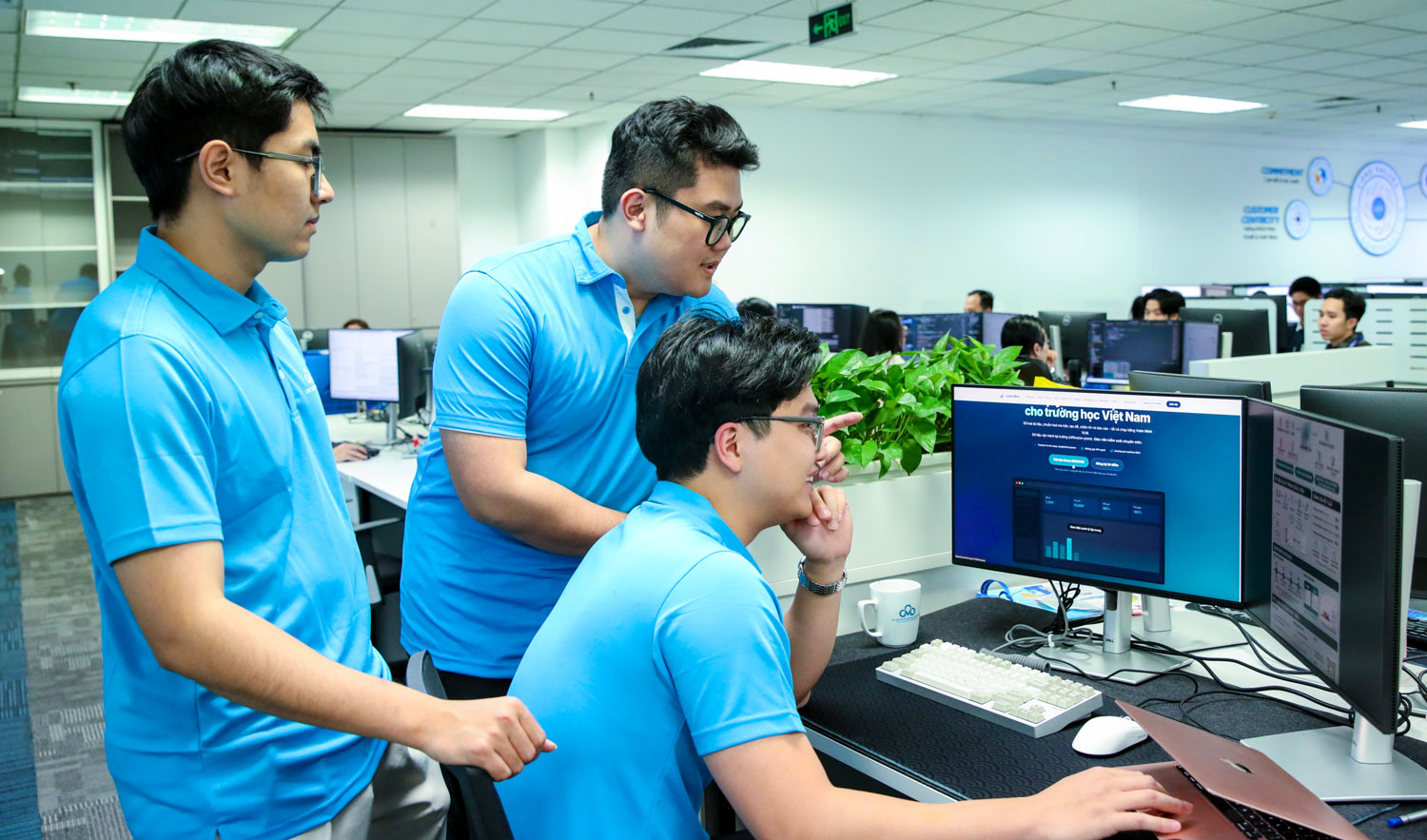 C&aacute;c th&agrave;nh vi&ecirc;n đội Vươn m&igrave;nh ứng dụng c&ocirc;ng nghệ v&agrave;o thực tế trong gi&aacute;o dục.