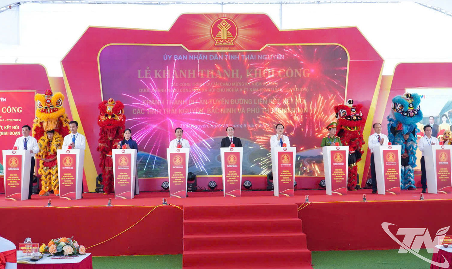 Các đồng chí lãnh đạo tỉnh và đại biểu thực hiện nghi thức khánh thành Tuyến đường liên kết, kết nối các tỉnh Thái Nguyên – Bắc Ninh – Phú Thọ (giai đoạn 1).