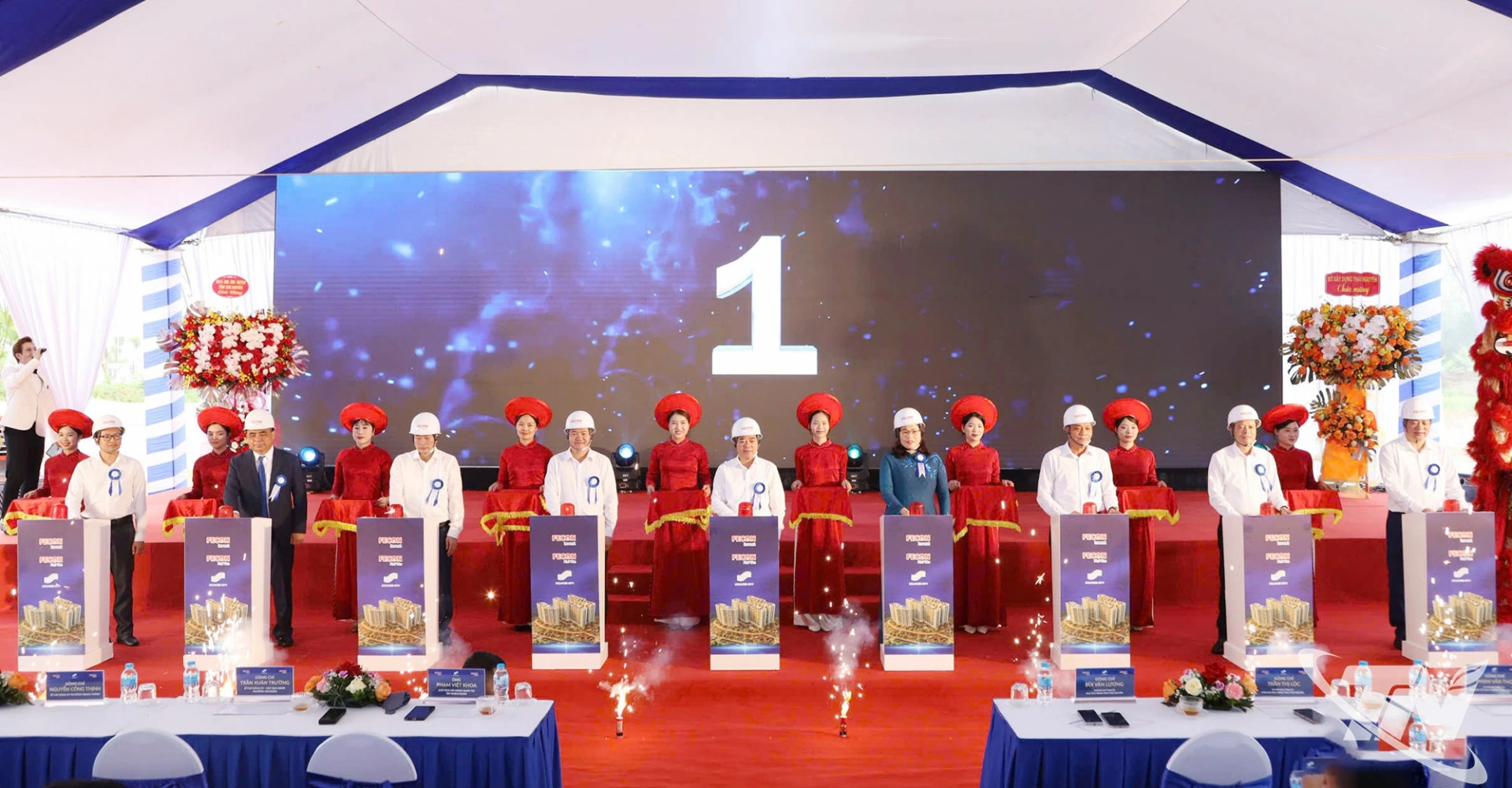 Các đại biểu thực hiện nghi thức khởi công Dự án Khu nhà ở xã hội Vạn Xuân.