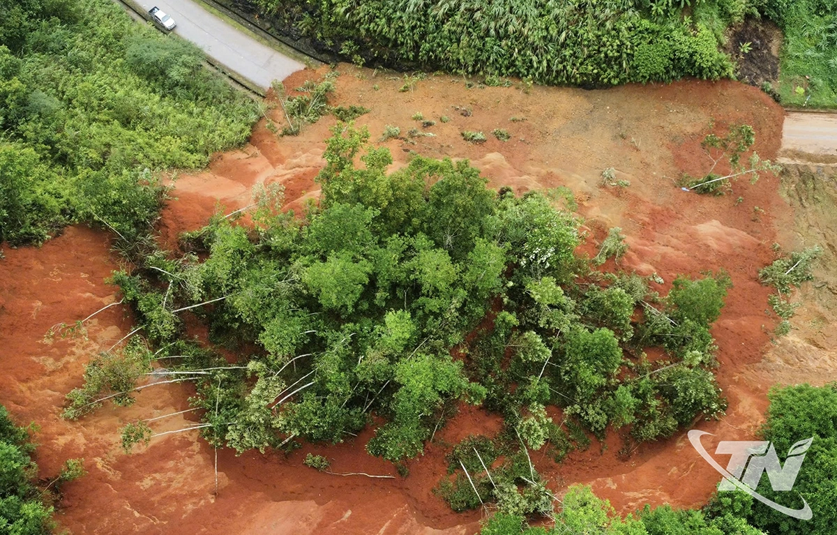 Mưa lũ gây sạt lở tại Km14 + 600 ĐT.258 thuộc địa phận xã Thượng Minh.