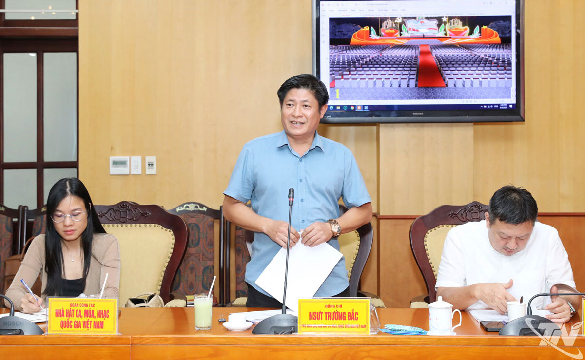 Lãnh đạo Nhà hát Ca, Múa, Nhạc Quốc gia Việt Nam thuyết minh kịch bản các chương trình nghệ thuật phục vụ Đại hội đại biểu Đảng bộ tỉnh.