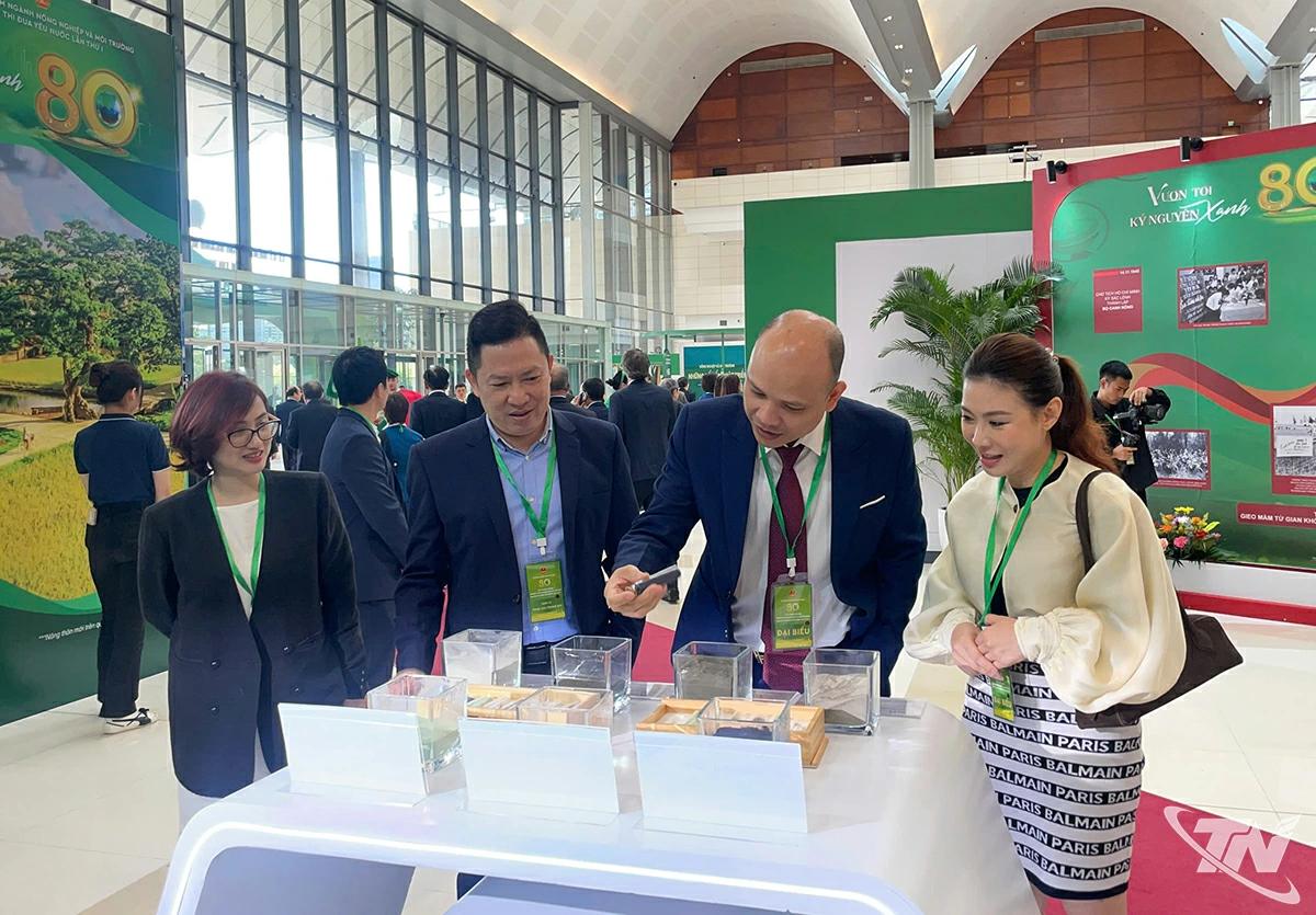 Ông Trần Phương - Phó Cục trưởng Cục ĐCKSVN tham quan gian trưng bày Masan High-Tech Materials.