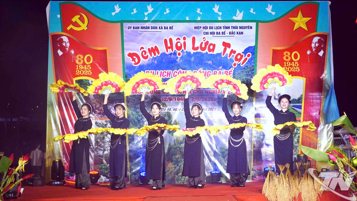 Tiết mục văn nghệ đậm bản sắc dân tộc tại đêm khai mạc