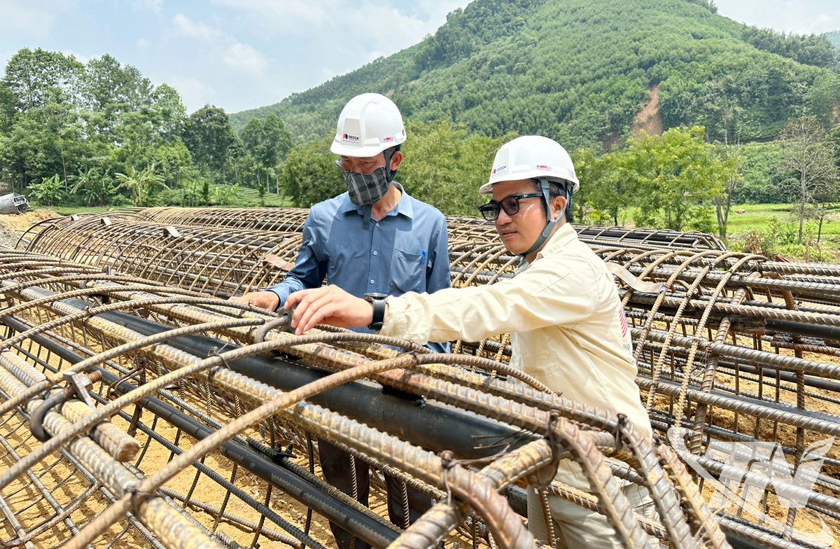 Nhà thầu thi công tuyến cao tốc Chợ Mới - Bắc Kạn vừa đẩy nhanh tiến độ vừa chú trọng bảo đảm chất lượng thi công các hạng mục.
