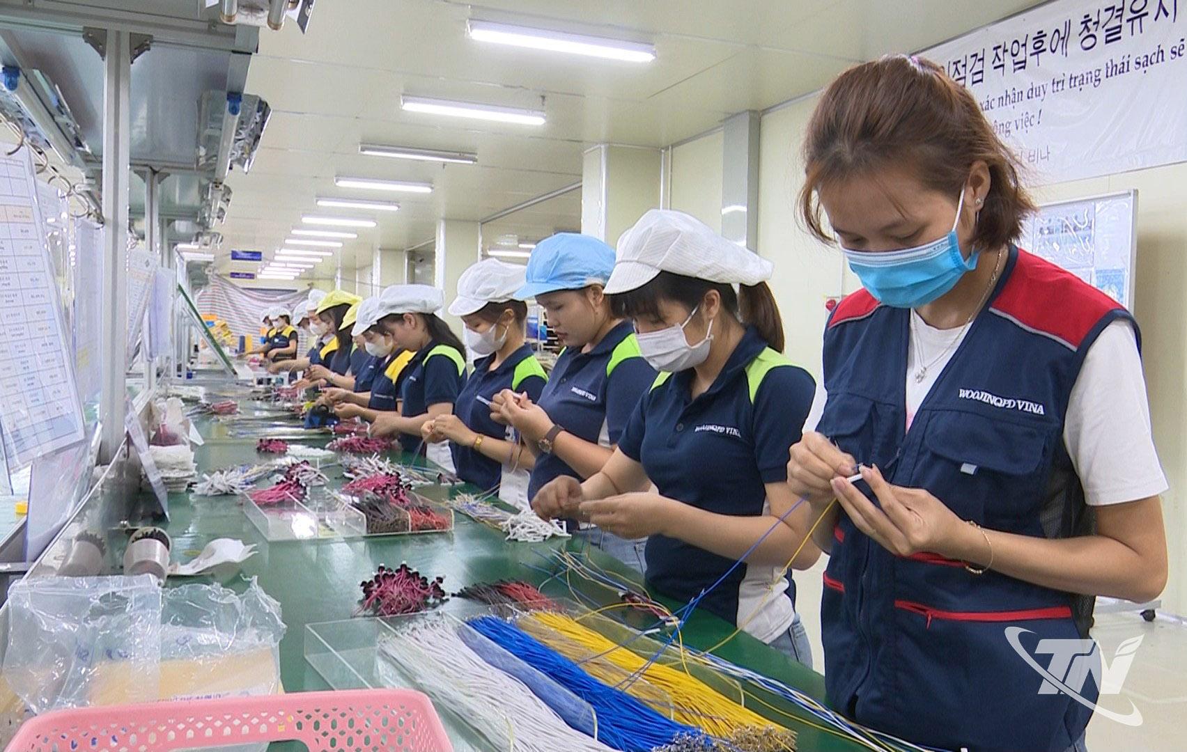 Công nhân sản xuất ở Khu công nghiệp Yên Bình, phường Phổ Yên.