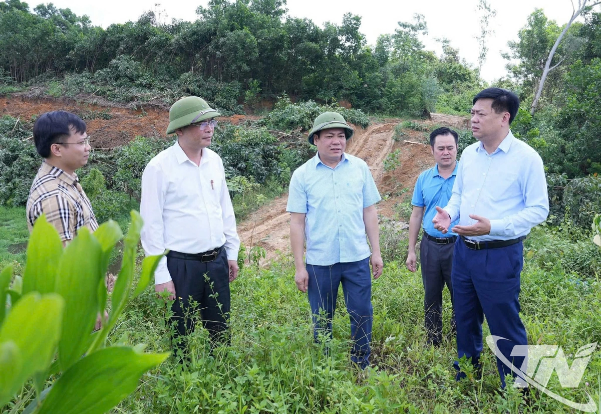 Lãnh đạo phường Vạn Xuân kiểm tra tiến độ giải phóng mặt bằng, bàn giao đất và thu tiền sử dụng đất.