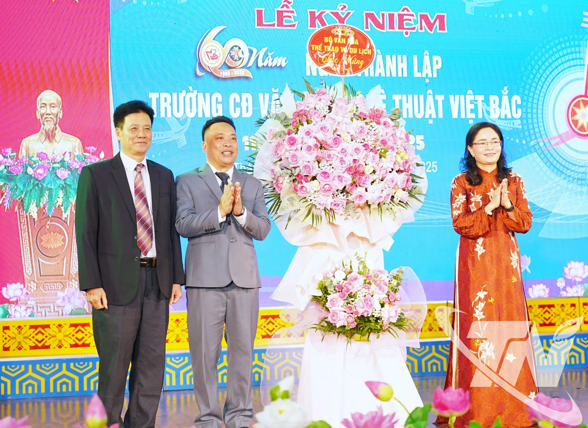 Thứ trưởng Bộ Văn hóa - Thể thao và Du lịch Trịnh Thị Thuỷ tặng hoa chúc mừng Nhà trường.