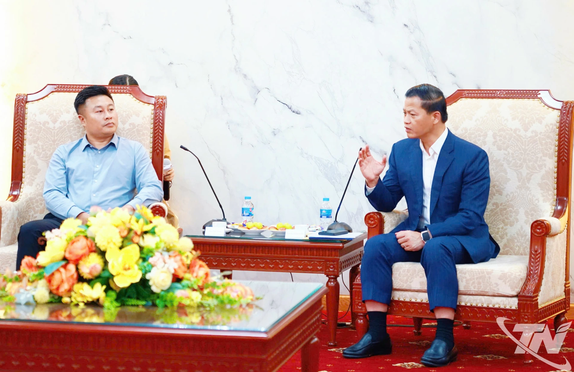 Đồng chí Vương Quốc Tuấn, Ủy viên dự khuyết Trung ương Đảng, Phó Bí thư Tỉnh ủy, Chủ tịch UBND tỉnh tiếp nhà đầu tư.