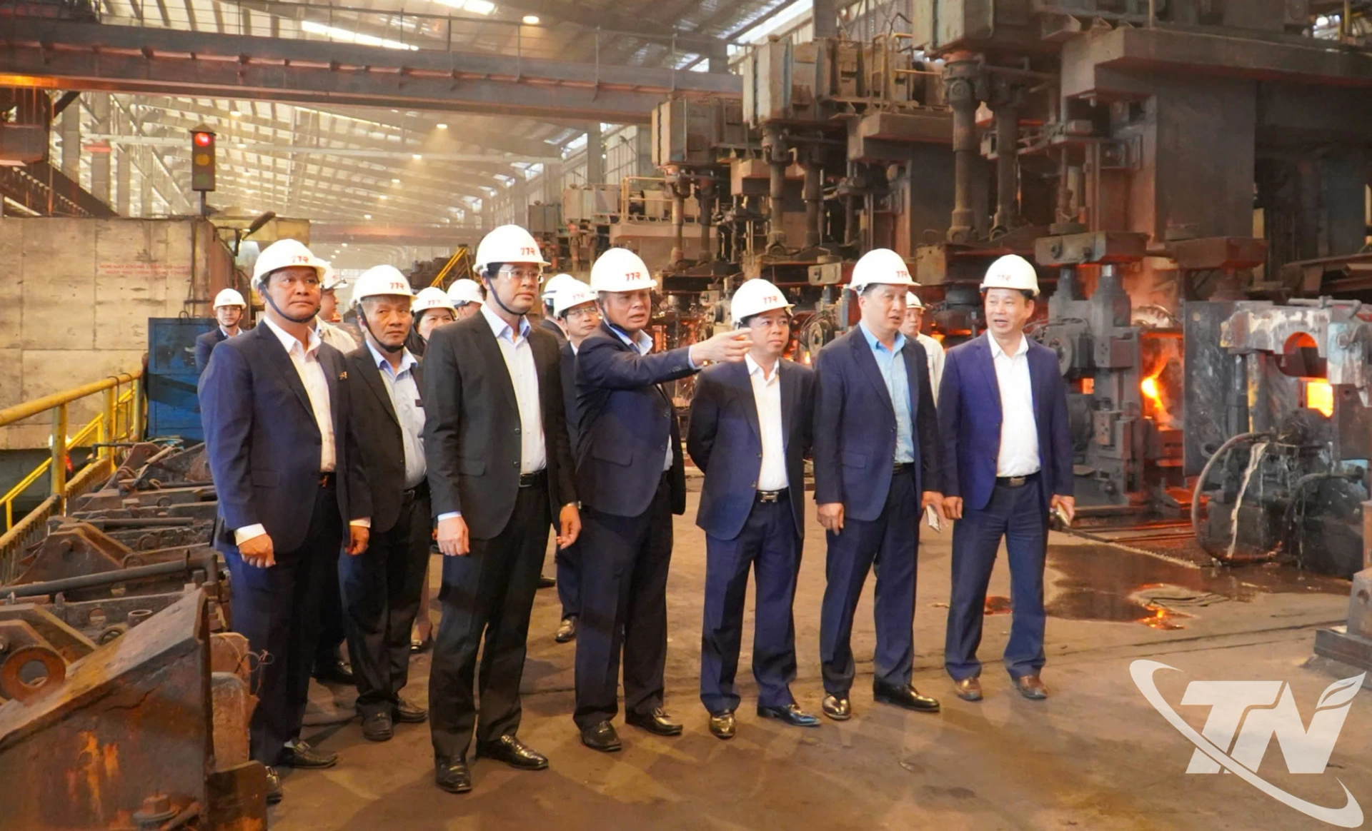 Đồng chí Bí thư Tỉnh ủy Trịnh Xuân Trường và Đoàn công tác của tỉnh tham quan dây truyền sản xuất của Công ty CP Gang thép Thái Nguyên.