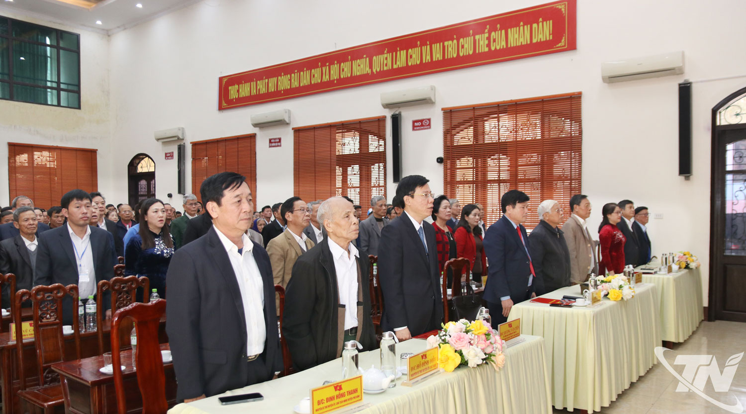 C&aacute;c đại biểu thực hiện nghi thức Ch&agrave;o cờ.