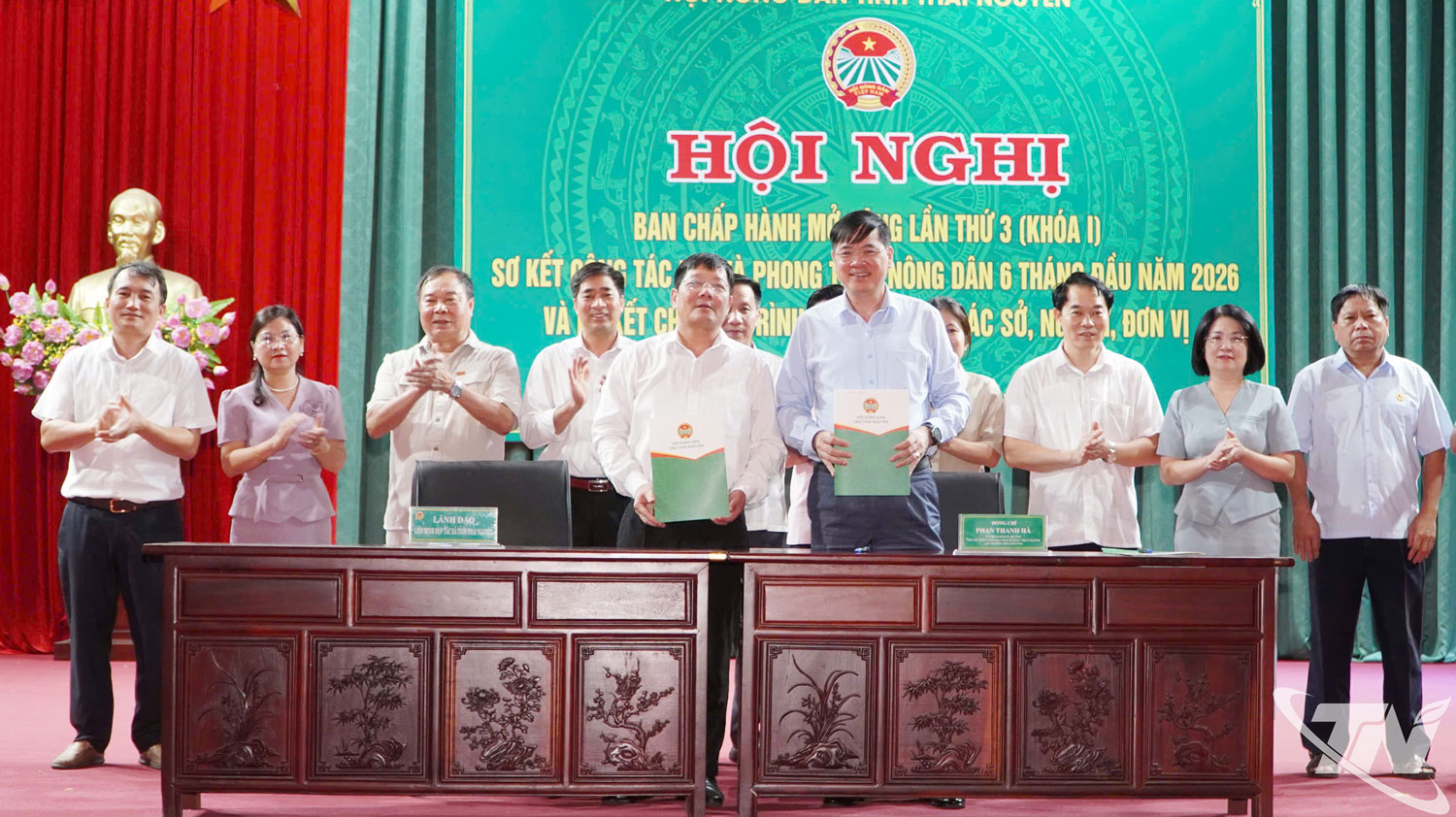 Đại diện Hội Nông dân tỉnh và các sở, ngành, đơn vị kết kết chương trình phối hợp.