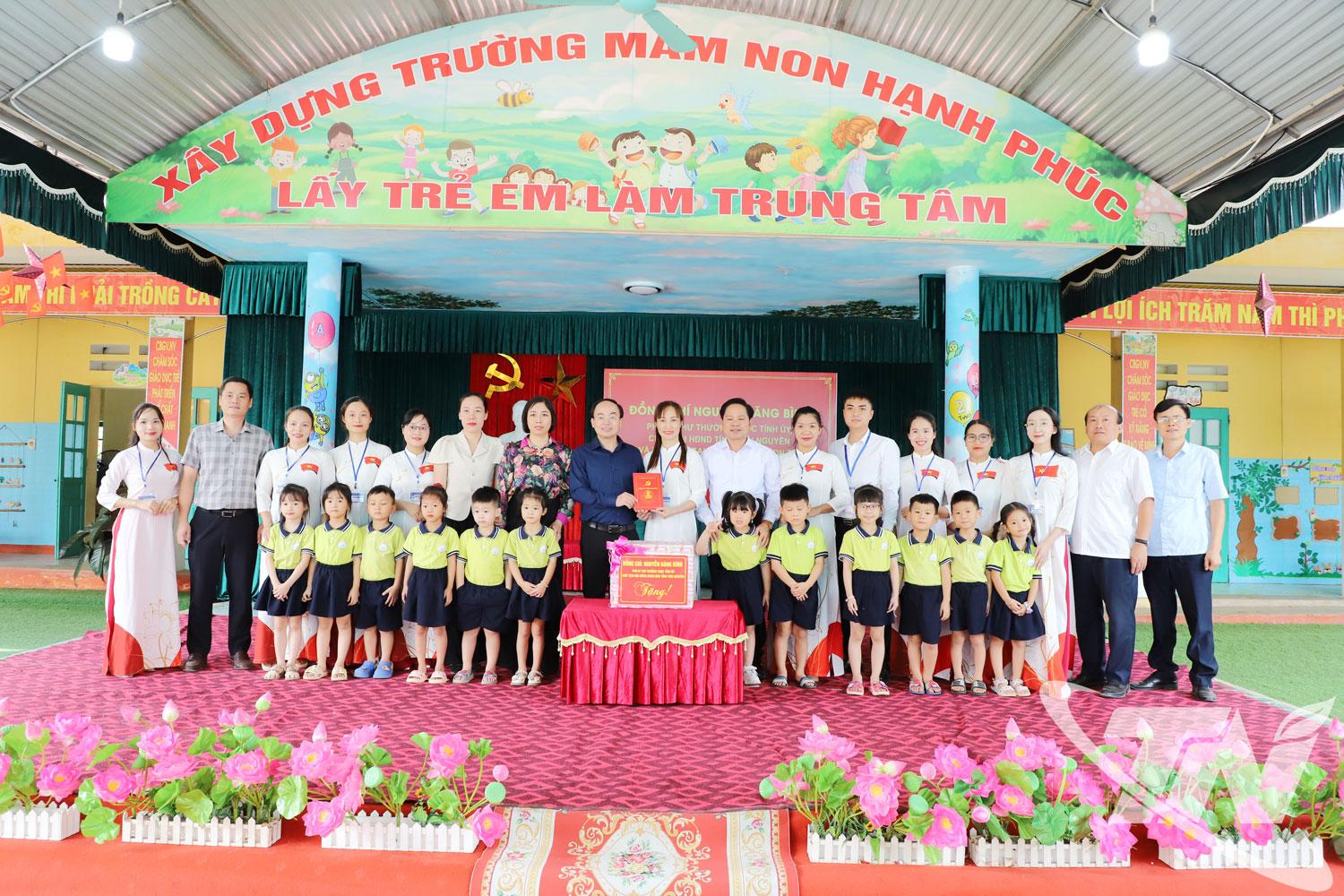 Thăm, tặng quà cô và trò Trường Mầm non Trại Cau.