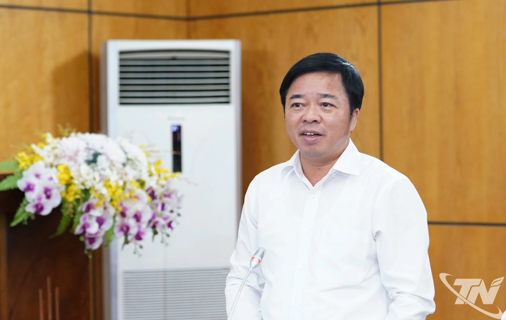 Đồng chí Phó Bí thư Tỉnh ủy, Chủ tịch HĐND tỉnh Bùi Văn Lương phát biểu.