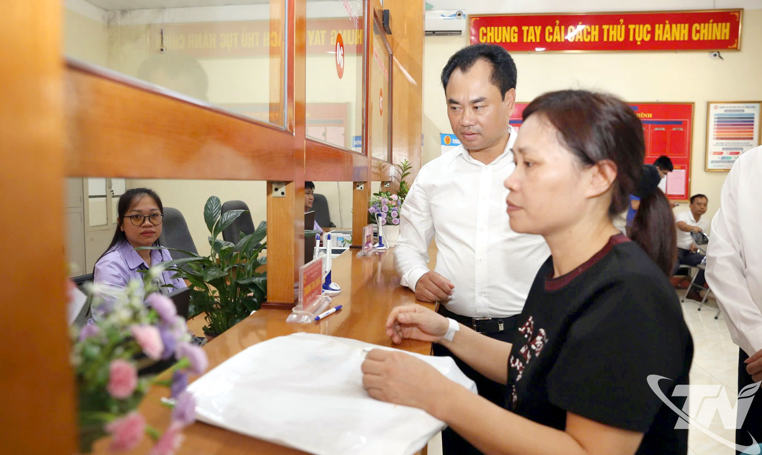 Đồng chí Bí thư Tỉnh ủy Trịnh Việt Hùng trao đổi với người dân đến làm thủ tục hành chính tại Trung tâm Phục vụ hành chính công phường Bắc Kạn.