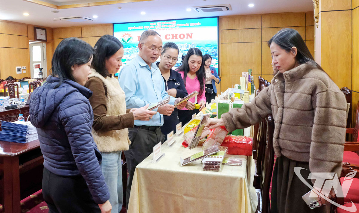 Các thành viên Ban Giám khảo đánh giá sản phẩm công nghiệp nông thôn.