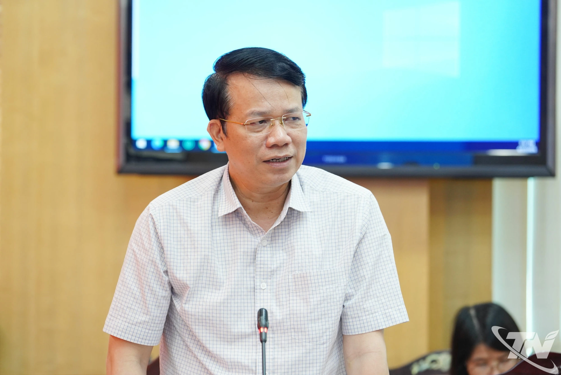Đồng chí Phó Chủ tịch UBND tỉnh Dương Văn Lượng phát biểu tại Hội nghị.