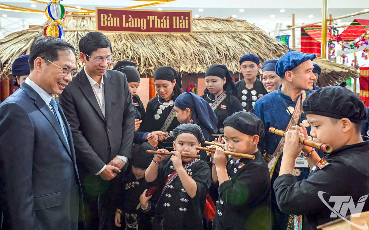 Mô hình bản làng Thái Hải (Thái Nguyên) tái hiện sinh động không gian truyền thống gắn với đời sống và văn hóa của người dân địa phương, trở thành điểm đến hấp dẫn du khách tại Hội chợ mùa Thu 2025.