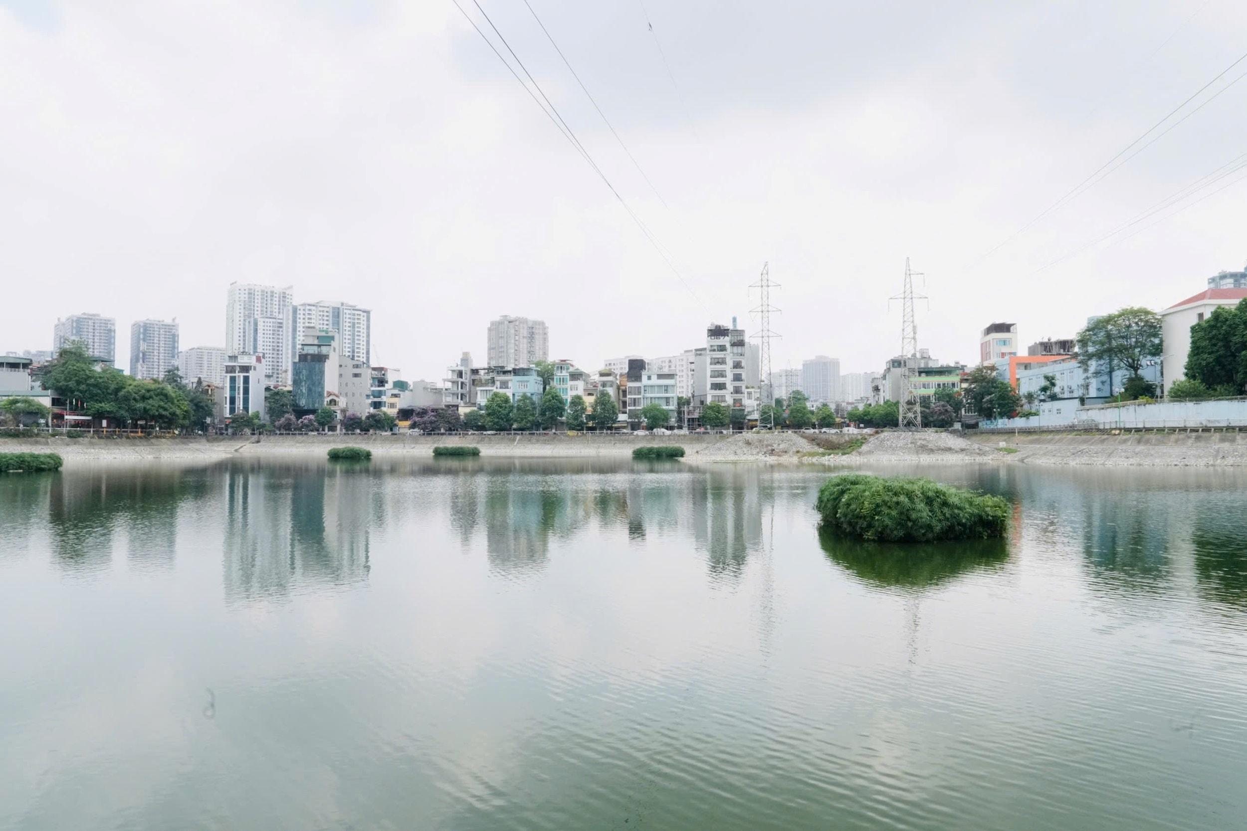 Một góc hồ Hạ Đình. Ảnh: Hồng Thái