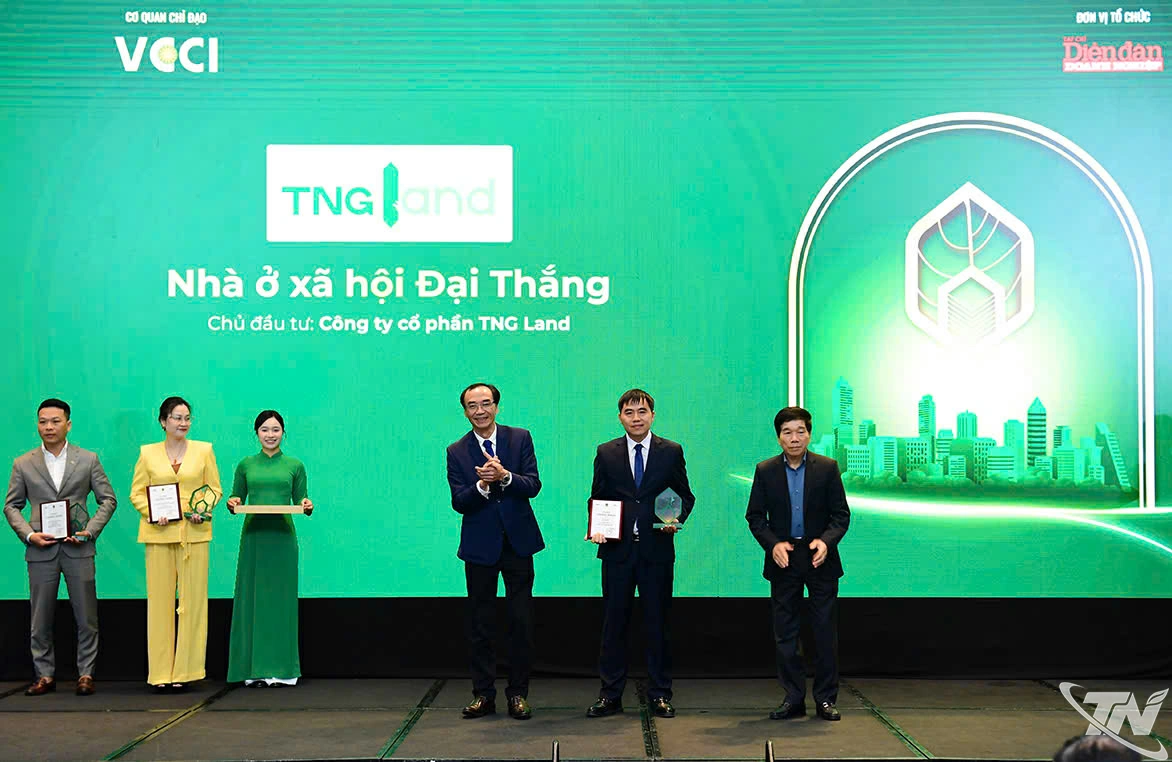 &Ocirc;ng H&agrave; Văn Giang &ndash; Gi&aacute;m đốc Điều h&agrave;nh C&ocirc;ng ty CP TNG Land nhận chứng nhận &lsquo;Dự &aacute;n Đ&aacute;ng sống 2025&rdquo;