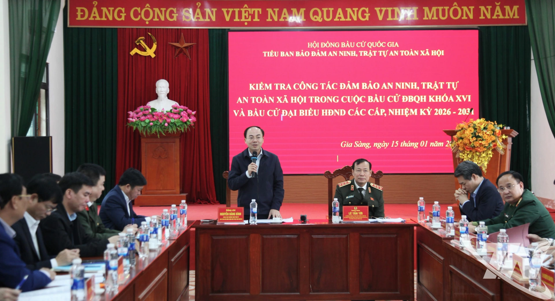 S&aacute;ng c&ugrave;ng ng&agrave;y, Đo&agrave;n kiểm tra đ&atilde; l&agrave;m việc với Ủy ban Bầu cử phường Gia S&agrave;ng, tỉnh Th&aacute;i Nguy&ecirc;n.