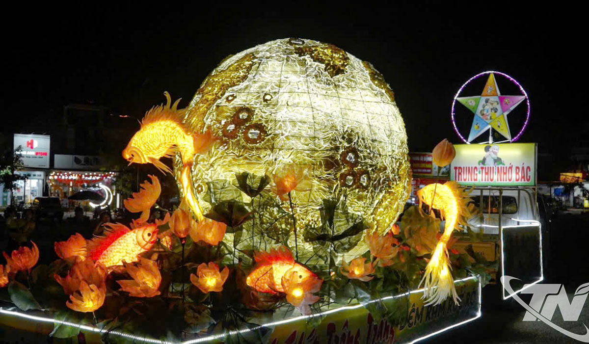 Giải Nhất thuộc về mô hình đèn Cá chép trông trăng - đêm rằm tỏa sáng của phường Bắc Kạn.