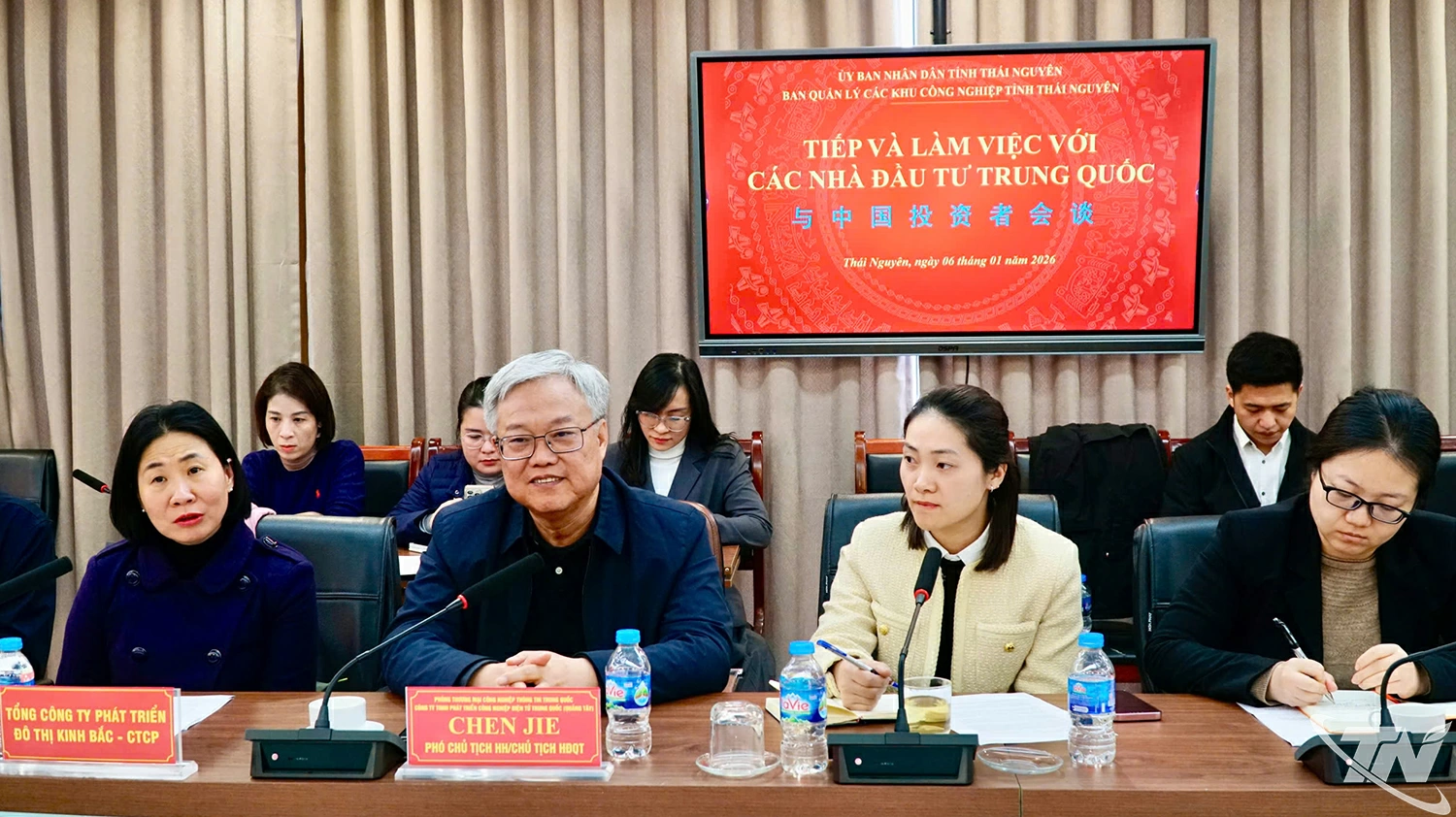 C&aacute;c nh&agrave; đầu tư Trung Quốc tại buổi l&agrave;m việc.
