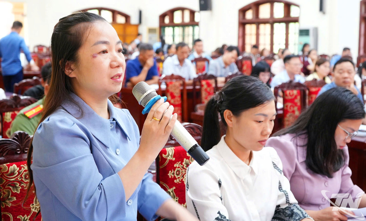 Cử tri xã Bằng Thành nêu ý kiến tại buổi tiếp xúc.