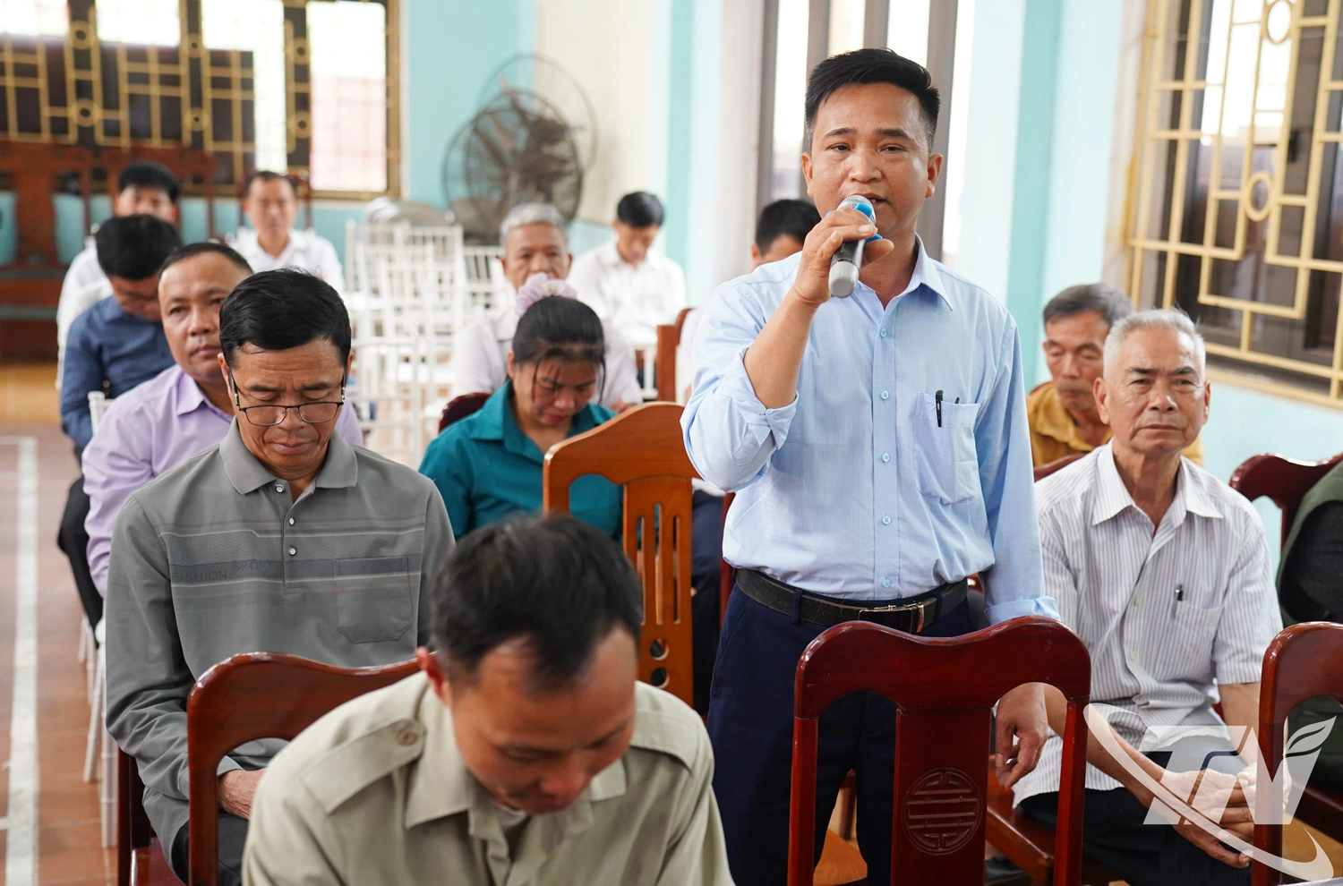 Cử tri đơn vị bầu cử số 12, xã Tân Khánh phát biểu ý kiến.  