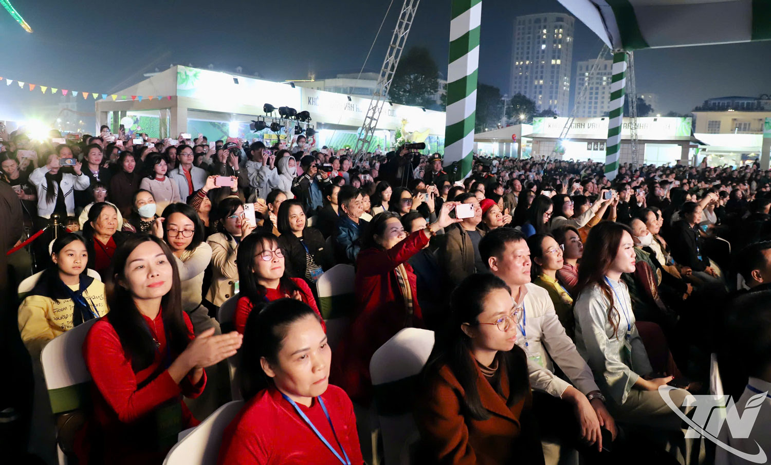 Đ&ocirc;ng đảo nh&acirc;n d&acirc;n v&agrave; du kh&aacute;ch tới dự Lễ khai mạc.