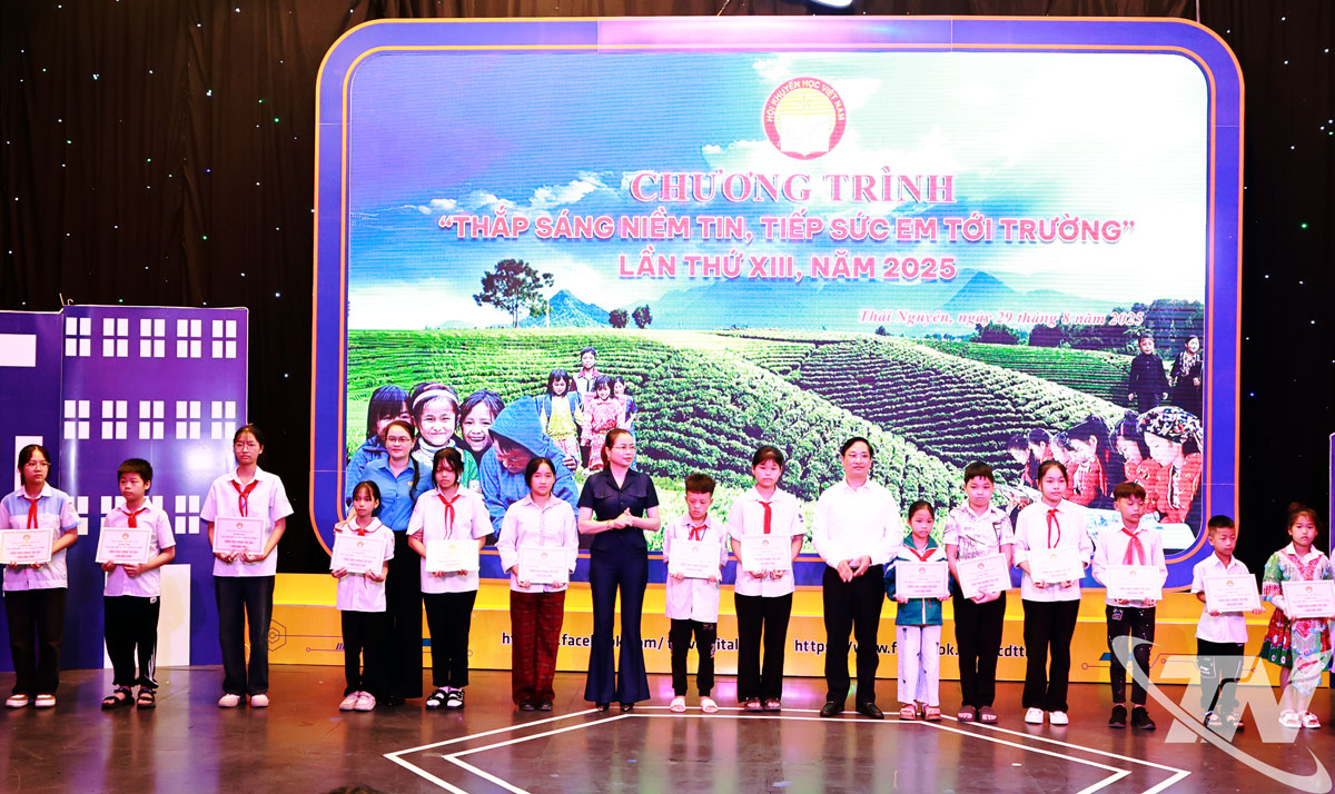 194 suất học bổng (mỗi suất trị giá 1 triệu đồng), đã được trao cho học sinh có hoàn cảnh khó khăn