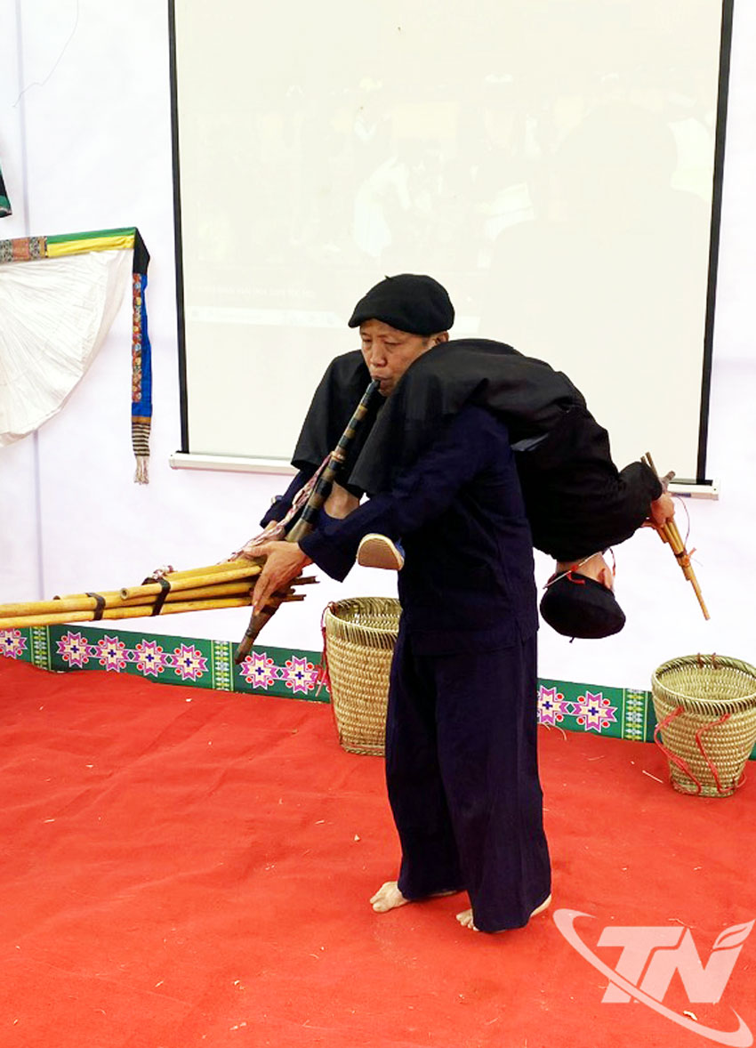 Ông Lý Hồng Quân cùng học trò biểu diễn múa khèn.