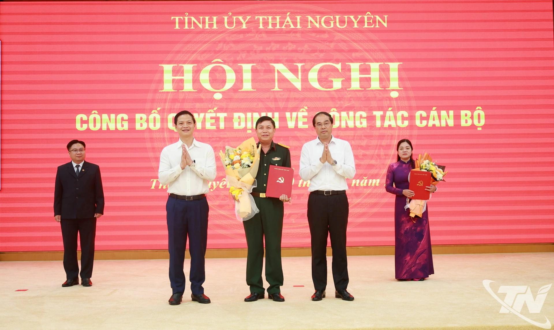 Đồng chí Bí thư Tỉnh ủy và đồng chí Chủ tịch UBND tỉnh trao quyết định, chúc mừng đồng chí Trần Viết Năng.