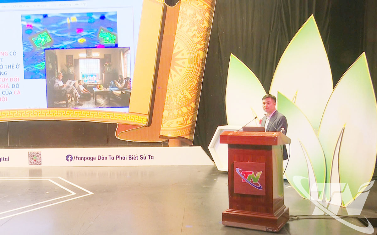 Nhà báo Hoàng Nhật, Phó Trưởng Ban Nhân dân Điện tử (Báo Nhân dân) trao đổi tại Hội nghị.