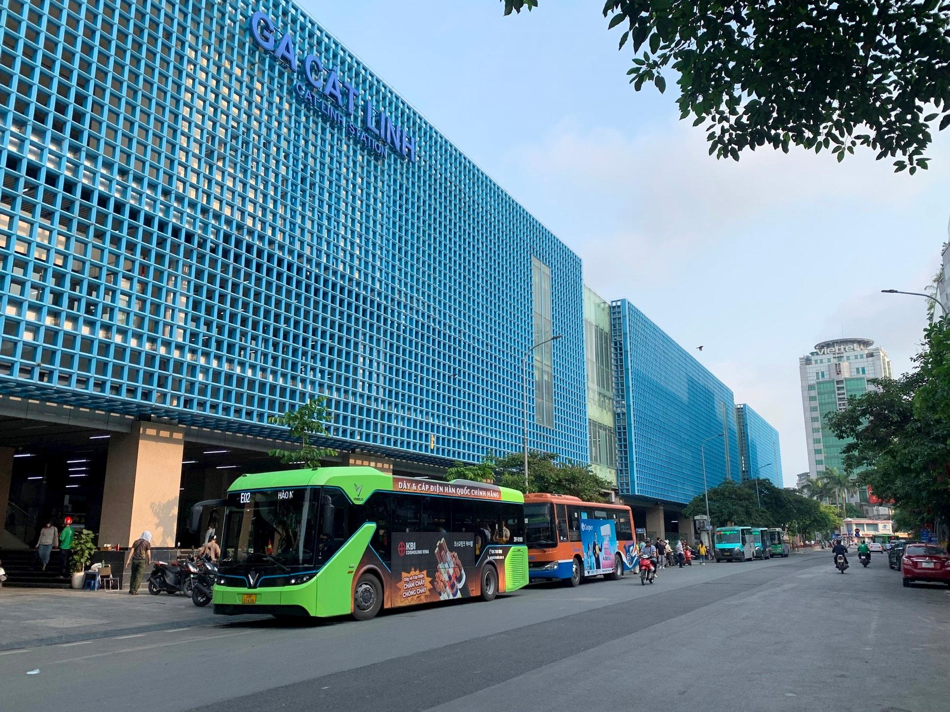 Tại ga Cát Linh của tuyến đường sắt đô thị Cát Linh - Hà Đông có nhiều tuyến xe buýt kết nối để hành khách sử dụng giao thông công cộng thuận tiện. Ảnh: Tuấn Khải