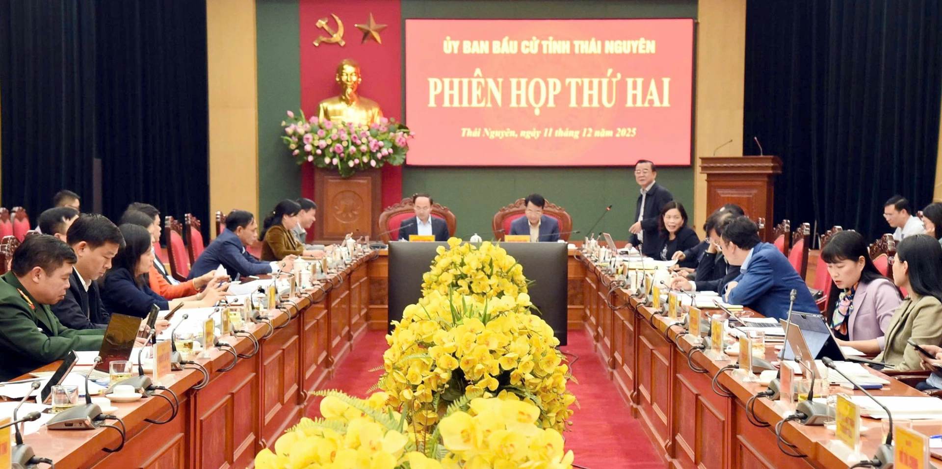 Quang cảnh phiên họp.