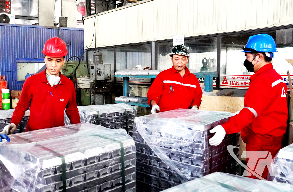 Sản xuất các sản phẩm nhôm tại Công ty CP Aluminum Hàn Việt (Khu công nghiệp Điềm Thụy), chuyên cung cấp cho các ngành công nghiệp chế tạo.