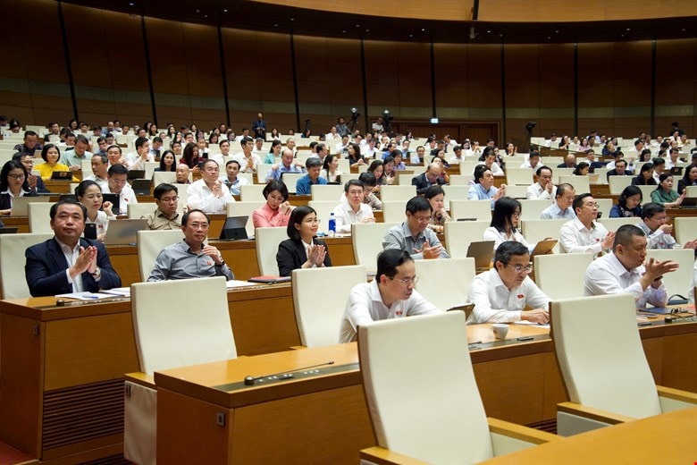 Các đại biểu Quốc hội thảo luận tại hội trường sáng 12-4. Ảnh: quochoi.vn