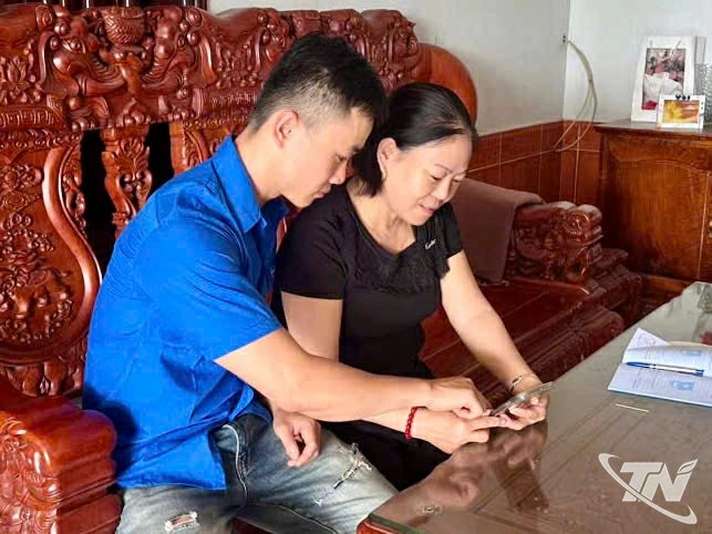 Anh Nguyễn Quang Huy hướng dẫn đảng viên trong chi bộ cài đặt   chữ ký số.  