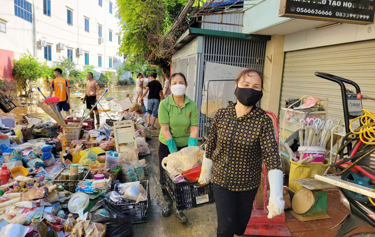 Nhân dân các tổ dân phố thuộc phường Phan Đình Phùng khẩn trương dọn dẹp vệ sinh nhà cửa, hè đường ngay sau khi nước rút