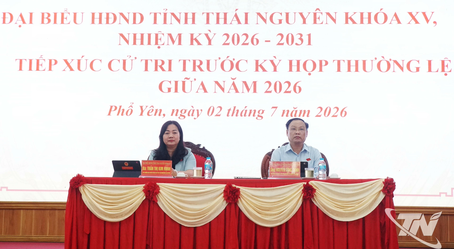 Đại biểu HĐND tỉnh lắng nghe ý kiến của cử tri.