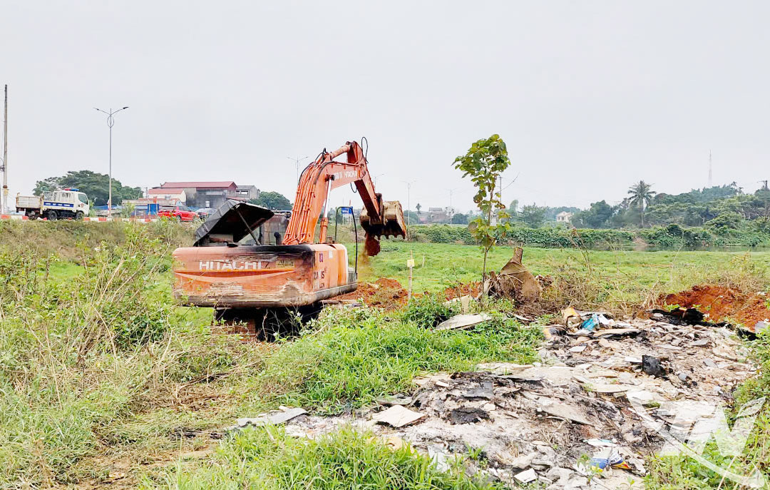 Lực lượng chức năng phường Linh Sơn tiến hành cưỡng chế thu hồi đất.