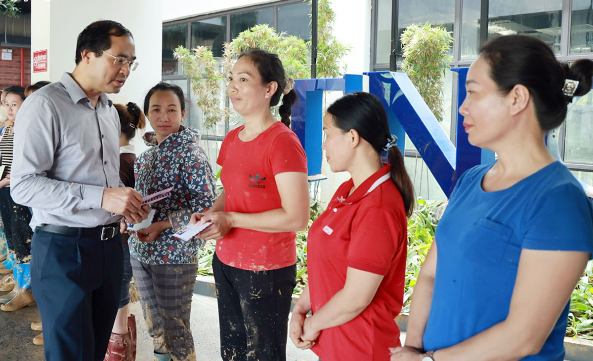 Đồng chí Bí thư Tỉnh ủy động viên, tặng quà công nhân Công ty May TNG Võ Nhai.