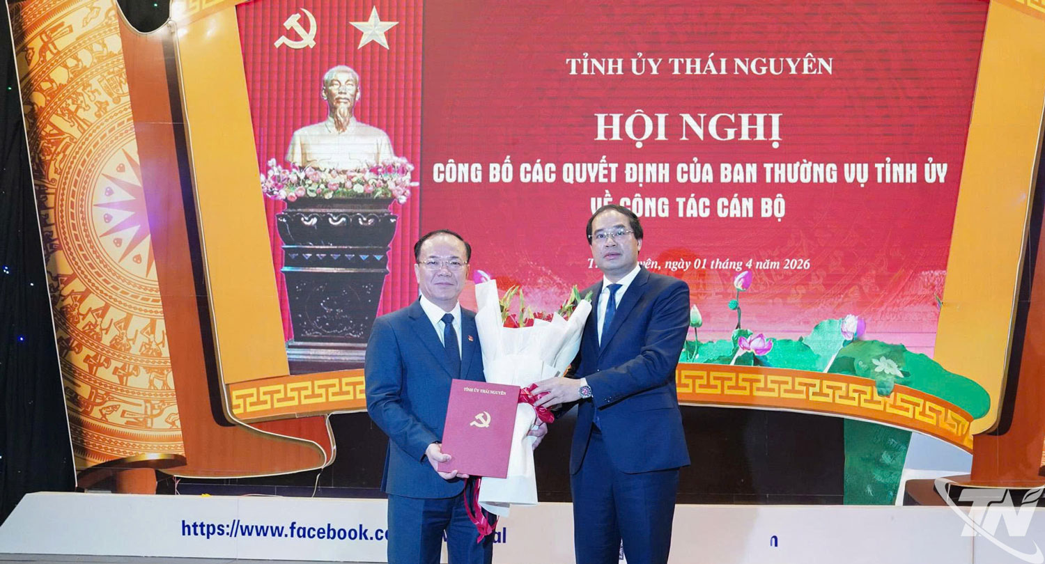 Đồng chí Bí thư Tỉnh ủy Trịnh Xuân Trường trao Quyết định và chúc mừng đồng chí Tổng Biên tập Báo và Phát thanh, Truyền hình Thái Nguyên Đỗ Xuân Hòa.