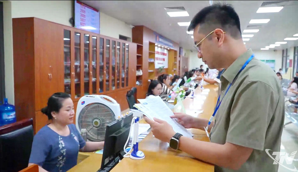 Lãnh đạo Trung tâm Phục vụ hành chính công phường Phan Đình Phùng kiểm tra hồ sơ áp dụng cơ chế luồng xanh 60%.