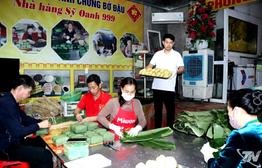 Làng nghề bánh chưng Bờ Đậu (xã Vô Tranh) đã có lịch sử từ những năm 1960.