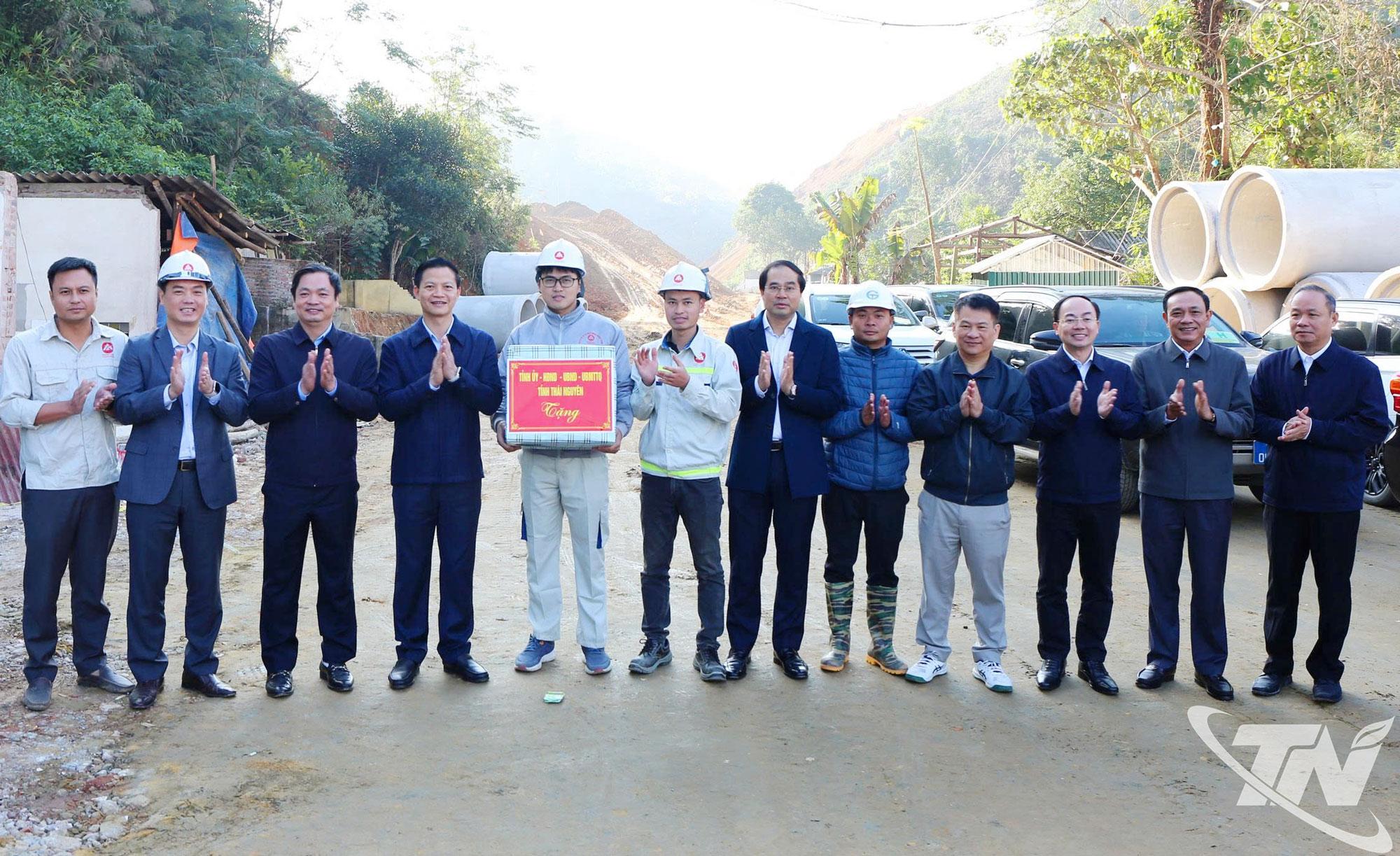 Các đồng chí lãnh đạo tỉnh tặng quà công nhân thi công Dự án CT07 Chợ Mới – Bắc Kạn.