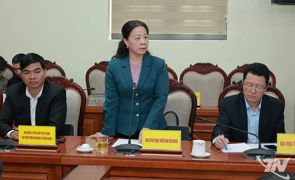 Lãnh đạo Báo và Phát thanh, truyền hình Thái Nguyên báo cáo công tác tuyên truyền về giải.