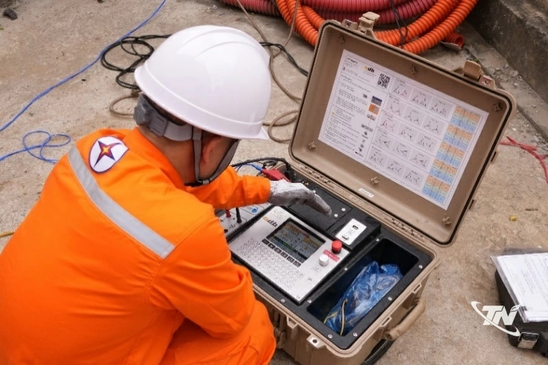 Nhân viên Trung tâm Thí nghiệm điện kiểm tra 1 chiều cuộn dây máy biến áp,   CBM cấp độ 2, phát hiện sớm nguy cơ sự cố trên lưới điện.