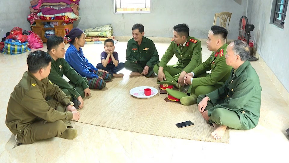 Cán bộ Công an trao đổi, phối hợp đảm bảo ANTT tại cơ sở.